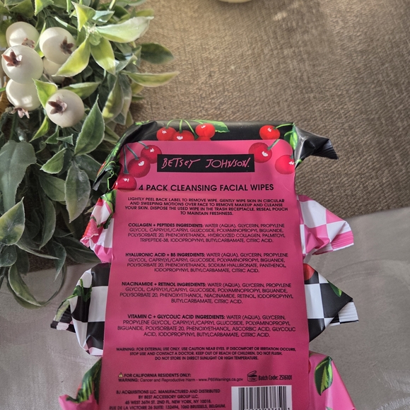 Betsey Johnson Pink Facial Wipes - 4 Pack - Picture 5 of 5
